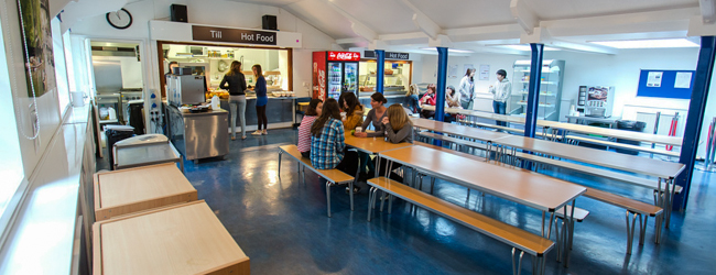 LISA-sprachreisen-englisch-Cambridge-schulgebaeude-Schuleinrichtungen-Kaffee-freizeit-essen