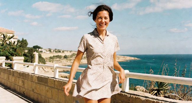 Bildungsurlaub Malta Sliema mit LISA! – Englisch lernen und Malta entspannt entdecken Erwachsene an der Küste von Malta während eines LISA! Bildungsurlaubs geniessen Meerblick und mediterrane Atmosphäre