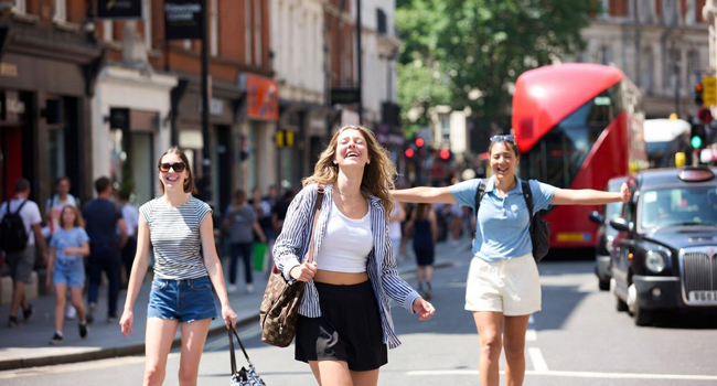 Erwachsene beim Sightseeing in London England während einer LISA! Sprachreise geniessen die Stadt und Freizeit