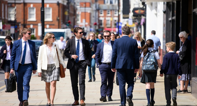 Menschen in London England auf der Strasse während einer LISA! Sprachreise erleben das Stadtleben im Alltag