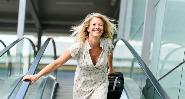 Bildungsurlaub Malta Sliema mit LISA! – Englisch lernen und entspannt anreisen Erwachsene mit Koffer am Flughafen während eines LISA! Bildungsurlaubs freuen sich auf Sprachreise nach Malta