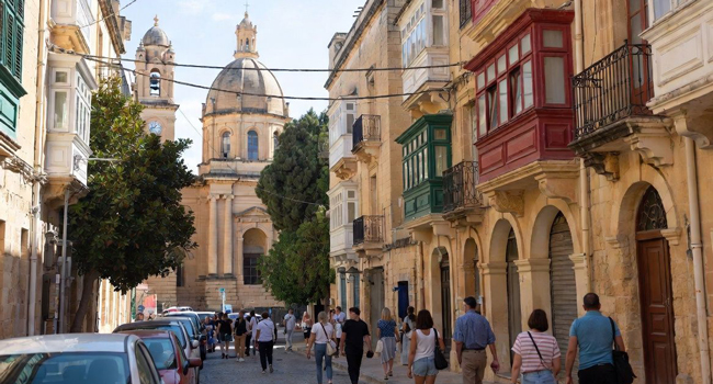 Erwachsene entdecken historische Strassen auf Malta während eines LISA! Bildungsurlaubs und lernen Englisch in mediterraner Atmosphäre