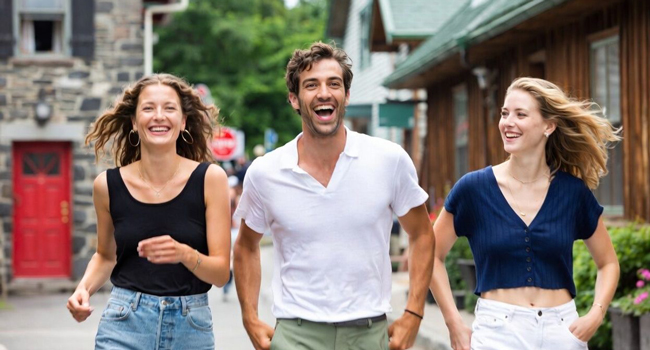 Bildungsurlaub Québec Kanada mit LISA! – Französisch lernen und unvergessliche Erlebnisse geniessen Erwachsene lachen gemeinsam in Québec während eines LISA! Bildungsurlaubs geniessen internationale Atmosphäre und lernen Französisch