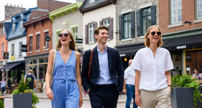 Bildungsurlaub Québec Kanada mit LISA! – Französisch lernen und Québec authentisch erleben Erwachsene spazieren durch Québec während eines LISA! Bildungsurlaubs geniessen internationales Stadtleben und lernen Französisch