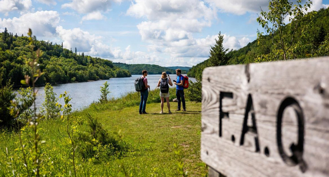 Bildungsurlaub Québec Kanada mit LISA! – Französisch lernen und Naturabenteuer erleben Erwachsene am Fluss in Québec während eines LISA! Bildungsurlaubs geniessen Natur und entdecken Kanada bei Outdoor-Aktivitäten