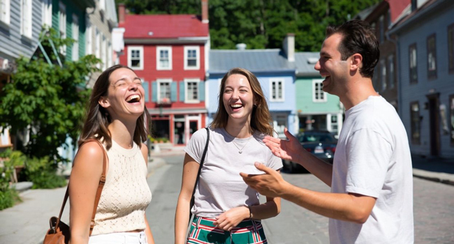 Bildungsurlaub Québec Kanada mit LISA! – Französisch lernen und Québec authentisch erleben Erwachsene lachen gemeinsam in Québec während eines LISA! Bildungsurlaubs geniessen internationale Atmosphäre und lernen Französisch im Alltag