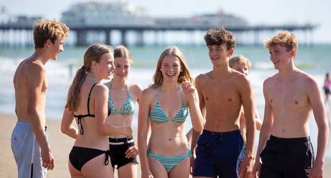 Schülergruppe am Strand in Brighton während einer LISA! Schülersprachreise in England im Freizeitprogramm