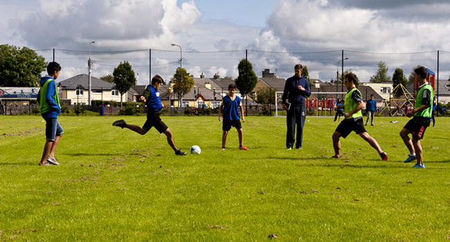 Schüler spielen Fussball während des Freizeitprogramms eines LISA! Englisch-Sprachaufenthalts für Schüler in Ennis, Irland