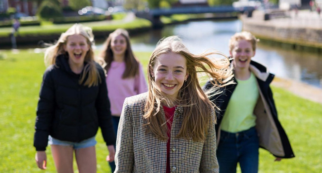 Schülerinnen am Fluss in Ennis während eines LISA! Englisch-Sprachaufenthalts für Schüler in Irland
