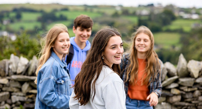 Englisch-Sprachaufenthalte für Schüler in Irland – Überblick über alle Schulen Schüler entdecken die irische Landschaft während eines LISA! Englisch-Sprachaufenthalts für Schüler in Irland