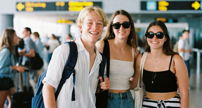 Italienisch Sprachreise Lignano mit LISA! – Anreise und Sprachabenteuer in Italien beginnen Jugendliche kommen in Italien an und starten ihre LISA! Sprachreise nach Lignano zum Italienischlernen in internationaler Atmosphäre