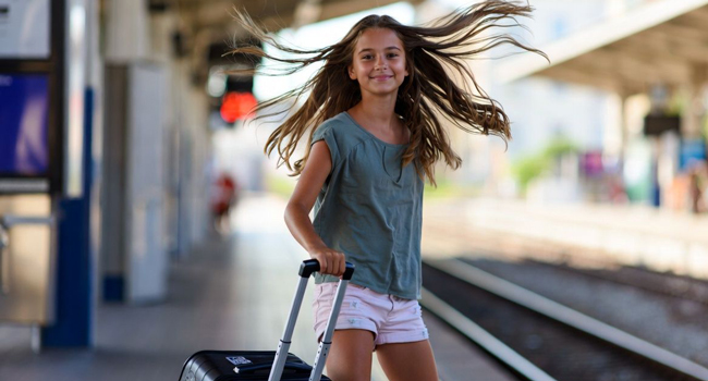 Italienisch Sprachreise Lignano mit LISA! – Anreise und Sprachabenteuer in Italien erleben Mädchen reist nach Italien zu einer LISA! Sprachreise nach Lignano und freut sich auf Italienisch lernen und internationale Begegnungen