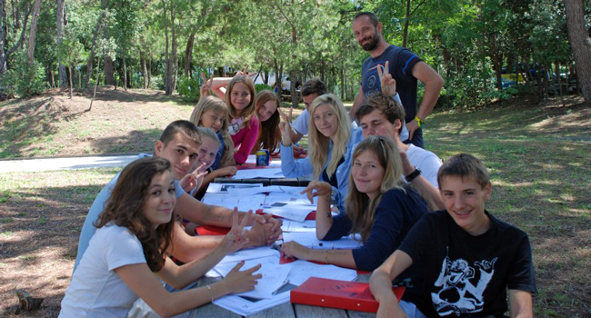 Italienisch Sprachreise Lignano mit LISA! – Sprachkurs und internationale Gemeinschaft in Italien erleben Jugendliche lernen Italienisch in einer Gruppe im Freien während einer LISA! Sprachreise nach Lignano in Italien