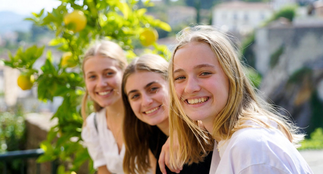 LISA! Italienisch-Sprachaufenthalt für Schüler in Italien Schülerinnen während eines LISA! Italienisch-Sprachaufenthalts für Schüler in Italien vor Zitronenbäumen