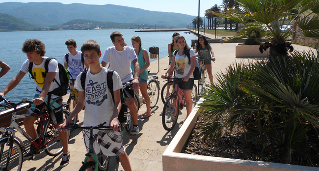 Betreuung und Ausflüge bei einem LISA! Italienisch-Sprachaufenthalt für Schüler in Orbetello Schüler während eines begleiteten Fahrradausflugs bei einem LISA! Italienisch-Sprachaufenthalt für Schüler in Orbetello, Italien
