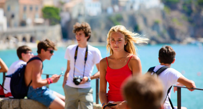 Sprachreise Italien Tropea für Schüler mit LISA! – Freizeit, Küste und mediterranes Flair Schülerin an der Küste in Tropea Italien während einer LISA! Sprachreise geniesst Freizeit und Meerblick