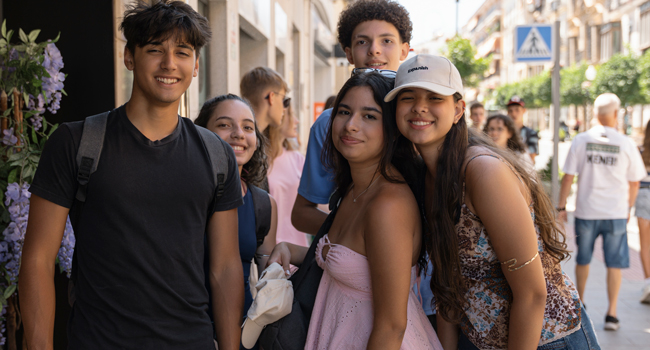 Teilnehmer während eines Stadtbummels in Madrid während eines Spanisch-Sprachaufenthalts für Young Adults