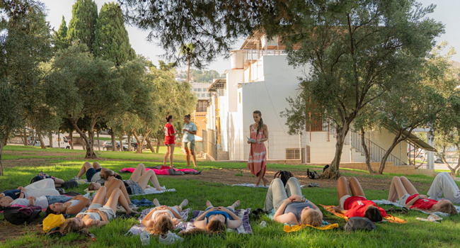 Teilnehmer entspannen im Park während eines Spanisch-Sprachaufenthalts für Young Adults in Madrid