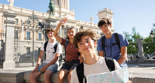 Teilnehmende mit Stadtplan während eines Ausflugs zu den Sehenswürdigkeiten von Madrid