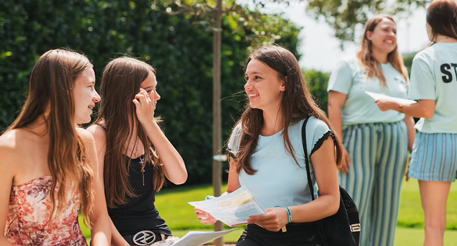 Spanisch lernen in Madrid mit LISA! Sprachaufenthalten für Young Adults Teilnehmerinnen vor der Sprachschule während eines Spanisch-Sprachaufenthalts für Young Adults in Madrid