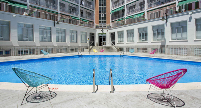 Swimmingpool der Studentenresidenz während eines Spanisch-Sprachaufenthalts für Young Adults in Madrid