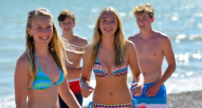 Young Adults am Strand in Mallorca während einer LISA! Sprachreise geniessen Sonne, Meer und gemeinsame Freizeit