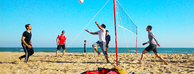 LISA-Sprachreisen-Englisch-Bournemouth-Wootton-Gardens-Freizeit-Aktivitaeten-Beachvolleyball-Strand-Meer-internationale-Teilnehmer