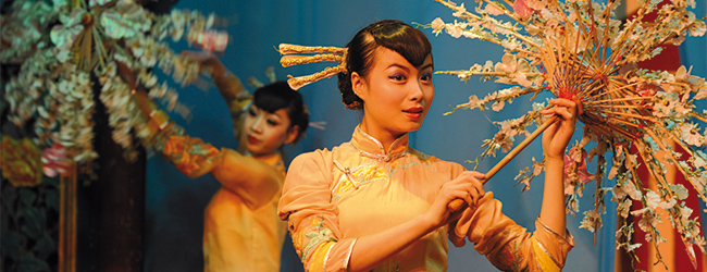 LISA-Sprachreisen-Chinesisch-Peking-Oper-Taenzerinnen-Papierschirme-Musik-chinesische-Kultur LISA-Sprachreisen-Chinesisch-Peking-Oper-Taenzerinnen-Papierschirme-Musik-chinesische-Kultur