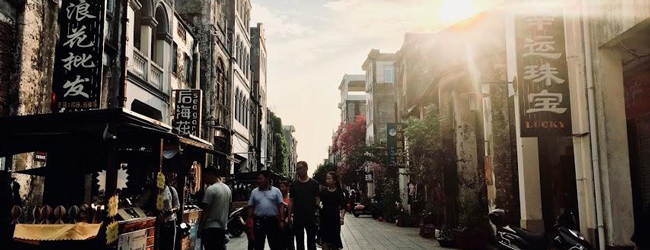 LISA-Sprachreisen-Erwachsene-Chinesisch-China-Beihai-Altstadt-Spaziergang-Geschaefte-Einkaufen
