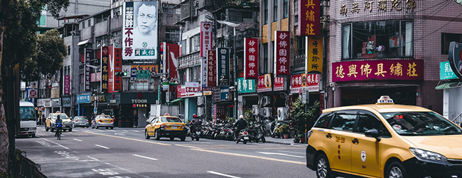 LISA-Sprachreisen-Erwachsene-Chinesisch-Taiwan-Taipei-Strassen-Taxi-Werbung-Leben
