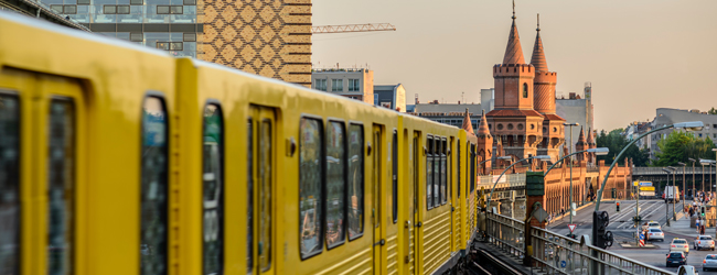 LISA-Sprachreisen-Erwachsene-Deutsch-Deutschland-Berlin-Mitte-S-Bahn-Strasse-Autos-Kirche