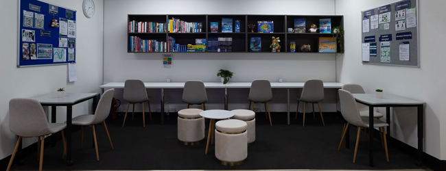 Lounge der Englisch Sprachschule Brisbane mit Tischen und Lernbereichen