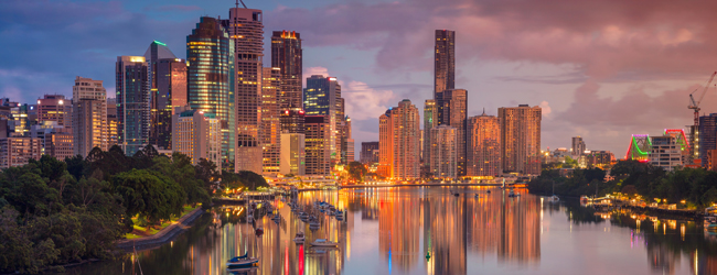 LISA-Sprachreisen-Erwachsene-Englisch-Australien-Brisbane-Skyline-Nacht-Fluss-Boote