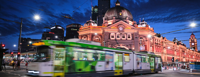 LISA-Sprachreisen-Erwachsene-Englisch-Australien-Melbourne-Stadt-Tram-Abend-Ausgehen
