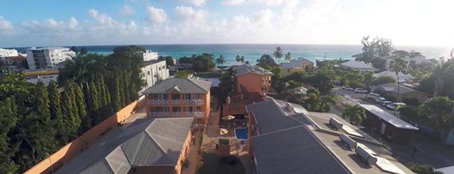 Blick über das Schulgebäude im Hotel in Richtung Meer