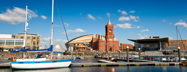 LISA-Sprachreisen-Erwachsene-Englisch-England-Cardiff-Bucht-Segelschiff-Rathaus-Hafen