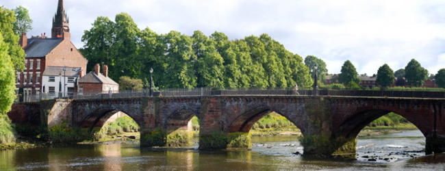 LISA-Sprachreisen-Erwachsene-Englisch-England-Chester-Freizeit-Bruecke-Fluss-Kirche