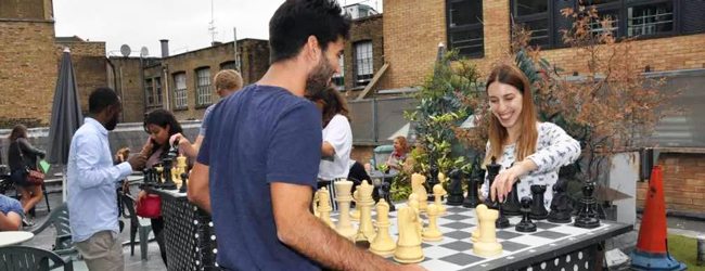 LISA-Sprachreisen-Erwachsene-Englisch-England-London-Camden-Pause-Terrasse-Schach-Spielen