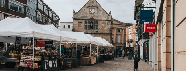 LISA-Sprachreisen-Erwachsene-Englisch-England-Shrewsbury-Stadt-Markt-Platz-Verkauf