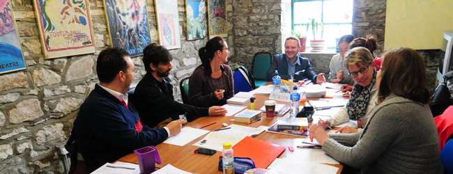 Sprachschüler an der Sprachschule in Galway unterhalten sich im Klassenraum