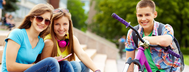 Zwei Mädchen mit Kopfhörern und ein Junge mit Fahrrad bei einer LISA! Sprachreise in Galway