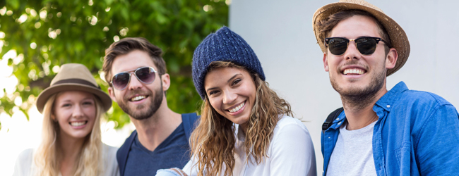 Freudige Gesichter bei einer Englisch-Sprachreise in Toronto Kanada Zwei junge Frauen und zwei junge Männer lächeln in die Kamera bei einer LISA! Sprachreise in Toronto