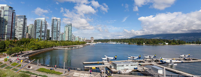 LISA-Sprachreisen-Erwachsene-Englisch-Kanada-Vancouver-30-Plus-Hochhaeuser-Flugzeug-Wasser