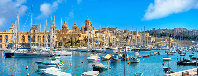 LISA-Sprachreisen-Erwachsene-Englisch-Malta-San-Gwann-St.Julians-Boote-Meer-Bunt