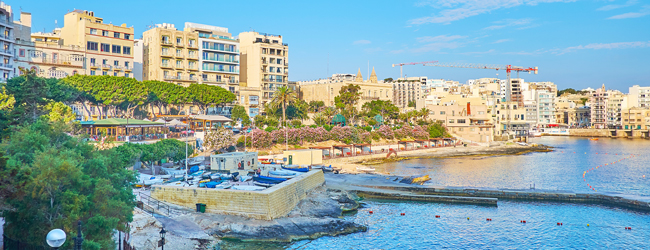 LISA-Sprachreisen-Erwachsene-Englisch-Malta-Sliema-Campus-Bucht-Meer-Restaurants