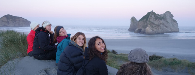 LISA-Sprachreisen-Erwachsene-Englisch-Neuseeland-Nelson-Ausflug-Meer-Strand-Steine