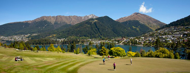 LISA-Sprachreisen-Erwachsene-Englisch-Neuseeland-Queenstown-Freizeit-Golf-Spielen-Lake