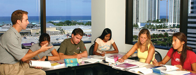 LISA-Sprachreisen-Erwachsene-Englisch-USA-Hawaii-Honolulu-Sprachschule-Klassenzimmer-Meerblick