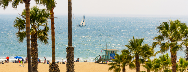 Blick auf den Strand und das glitzernde Meer von Santa Monica in Los Angeles