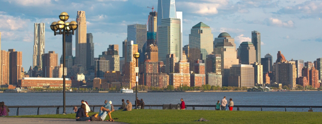 LISA-Sprachreisen-Erwachsene-Englisch-USA-New-York-30-Plus-Skyline-Hochhaeuser-Ufer-Fluss